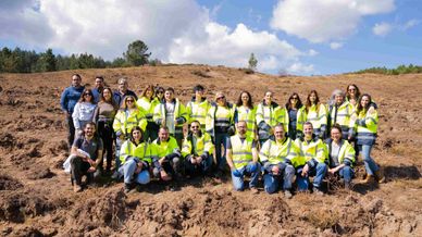 Grupo de colaboradores da PreZero Portugal na plantação de árvores em Boticas. Uma atividade em parceria com a ANP|WWF Portugal