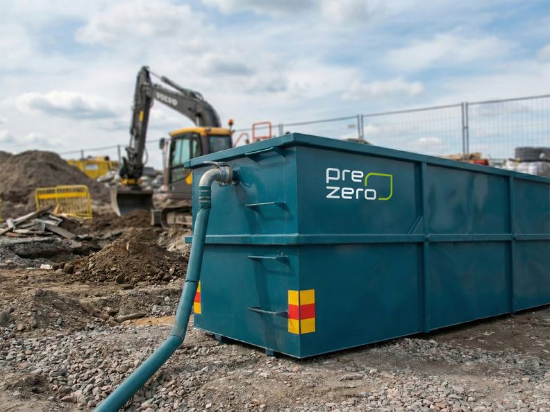 [AI-genererad] En sedimenteringscontainer från PreZero på en byggarbetsplats.