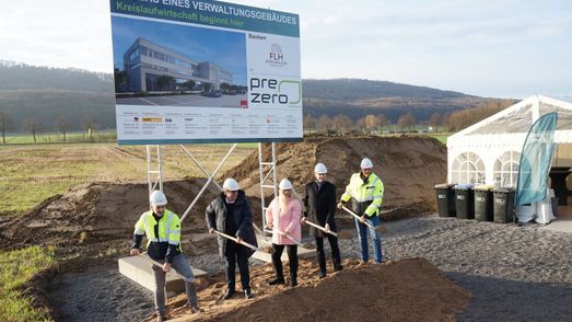 Bild 1: Erster Spatenstich für das neue PreZero Verwaltungsgebäude in Porta Westfalica (v.li.): Carsten Dülfer, CEO von PreZero in Deutschland, Lars Hölkemeier, Investor, Anke Grotjohann, Bürgermeisterin von Porta Westfalica, Detlef Beckschewe, stellvertretender Landrat des Kreises Minden-Lübbecke, Sven Nuener, CFO von PreZero in Deutschland.