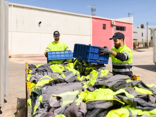 Recolha do fardamento antigo da PreZero Portugal para o projeto de reciclagem da empresa
