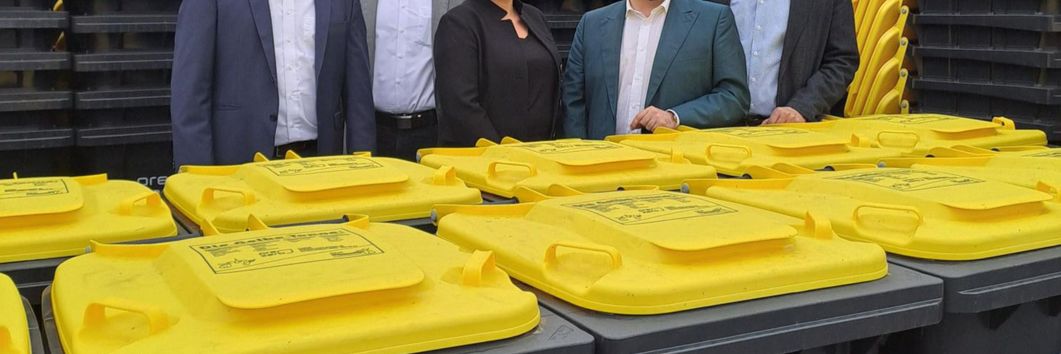 Enge Abstimmung – PreZero hat sich im Vorfeld des Systemwechsels intensiv mit den Verantwortlichen des Landkreises ausgetauscht (v.li.): Dirk Schürmann, Geschäftsführer der PreZero Service Mitte-West, Thomas Neckenig, stellv. Geschäftsführer Abfallzweckverband Rhein-Mosel-Eifel, Tina Muth, Niederlassungsleiterin PreZero, Neuwied, Pascal Badziong, 1. Beigeordneter des Landkreises Mayen-Koblenz, und Frank Diederichs, Geschäftsführer Abfallzweckverband Rhein-Mosel-Eifel.