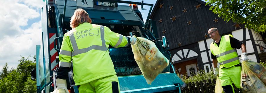 PreZero Truck Kommunale Entsorgung Mitarbeiter gelbe Saecke