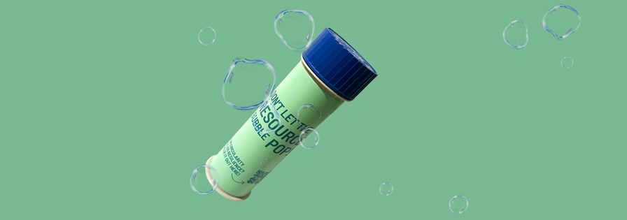 Grüne Seifenblasen-Flasche mit Text 'DON'T LET THE RESOURCE BUBBLE POP', umgeben von schwebenden Blasen