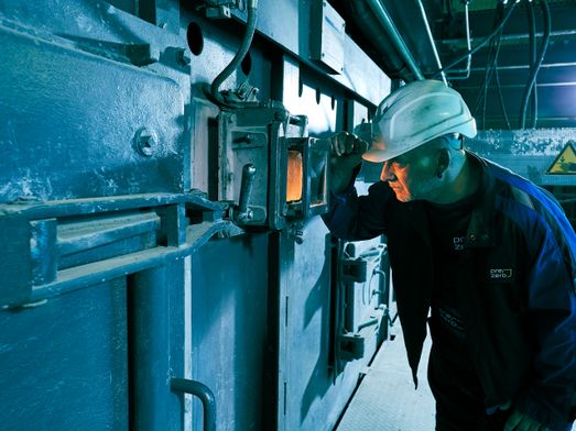 Mitarbeiter schaut in Heizkessel