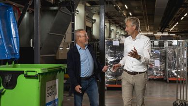 Facility manager Wehkamp en accountmanager PreZero op locatie bij Wehkamp