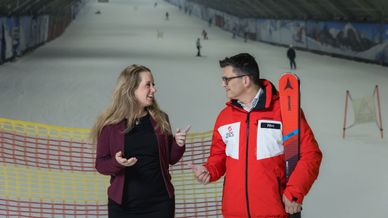 man en vouw in skihal