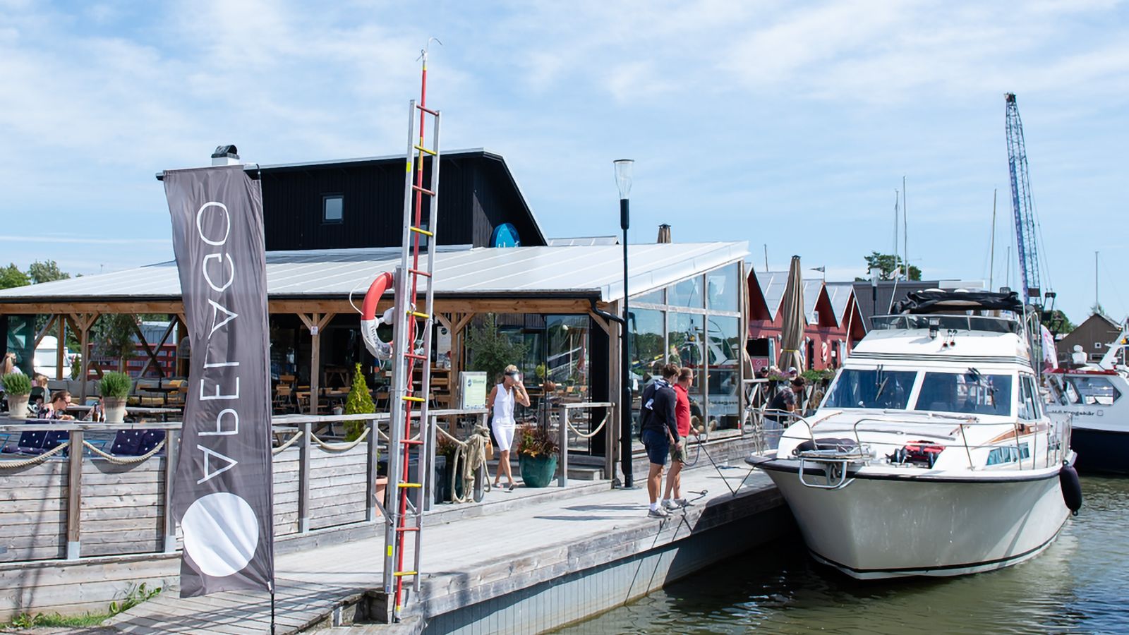 Brygga och båt vid restaurang i Trosa Havsbad och Camping