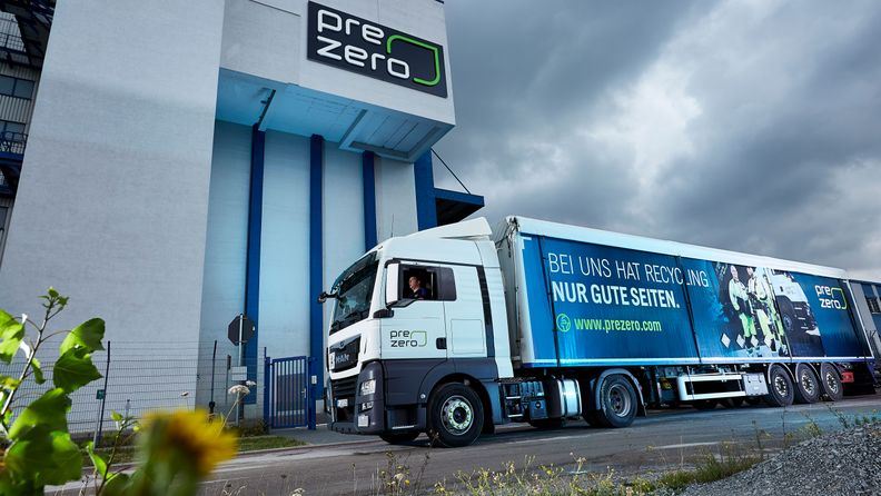 LKW vor Anlage
