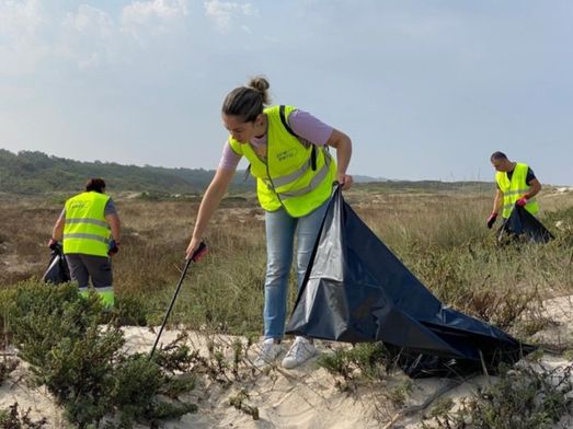 Colaboradores da PreZero Portugal, na praia do Furadouro, com os resíduos recolhidos nas dunas, no World Clean Up Day