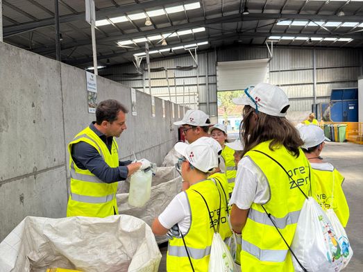 Centro de triagem_visita de grupo de crianças da Associação Bagos D'Ouro às instalações da PreZero Portugal na Valor-Rib