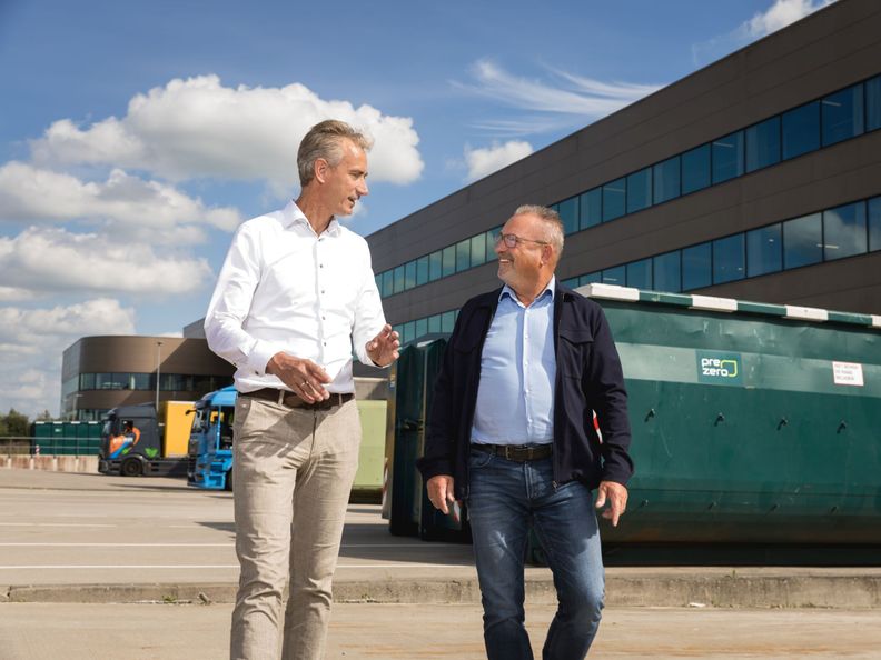 Accountmanager PreZero en facility manager Wehkamp lopen buiten