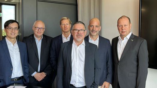 v.l.n.r.: Kun Zhao (VP Purchasing Raw Materials and Components, Bosch), Carsten Kopp (EVP and Chief Business Officer, Bosch Mobility Aftermarket), Christoff Wachendorff (SVP Purchasing, Bosch Mobility Aftermarket), Ronald Bornée (Director Business Development & Sales, PreZero Deutschland), Carsten Dülfer (CEO, PreZero Deutschland), Peter Bartel (Business Development, C-ECO)