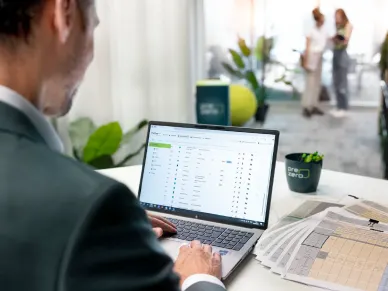 PreZero Mitarbeiter arbeitet an einem Laptop mit SPOT
