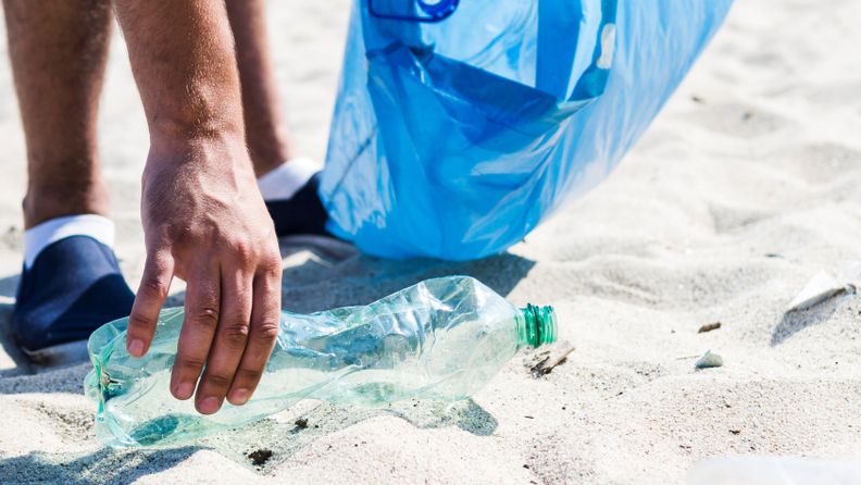 Recolha de plástico na praia