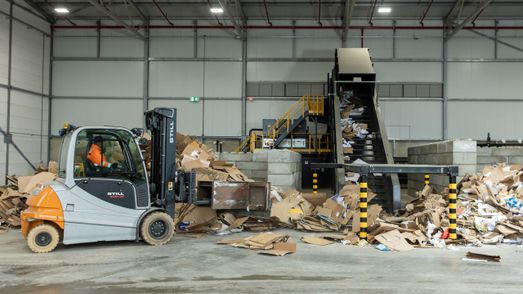 Heftruck in actie in de papierhal