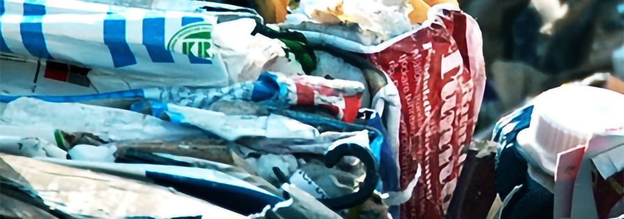 Pappersavfall på återvinningsanläggning