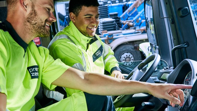 Cockpit LKW Ausbildung Einweiseung Mitarbeiter 2