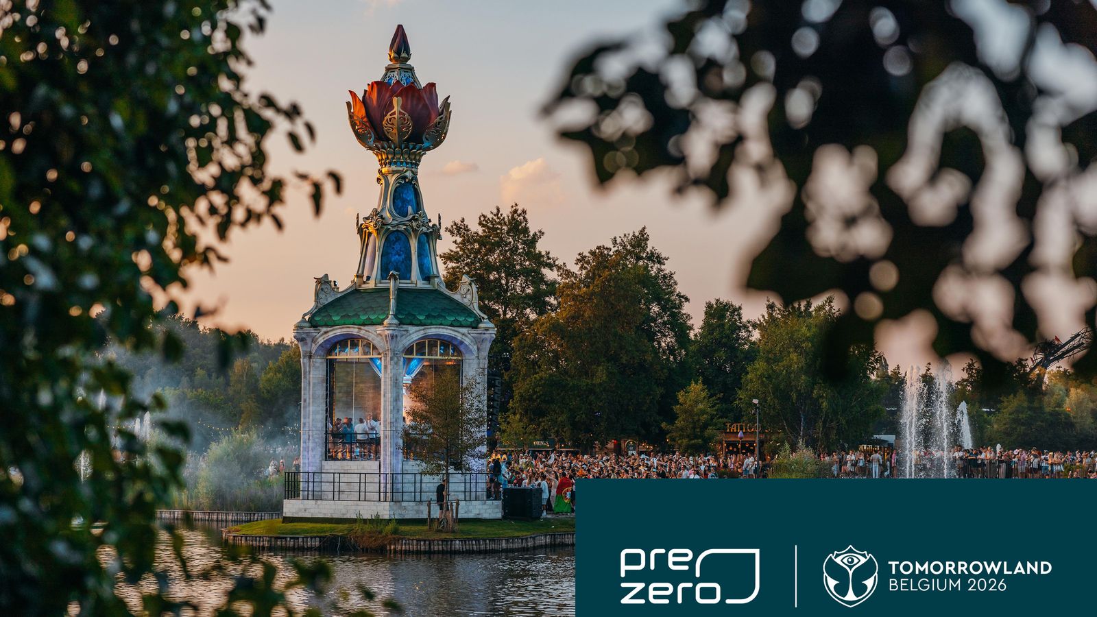 Torn och besökare på Tomorrowland