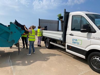 Transportar os sacos com os resíduos recolhidos na praia, no world cleanup day, pelos colaboradores da PreZero Portugal