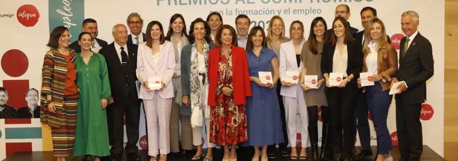 foto-grupo-distintivos-premios-compromiso-2023-1920x1280