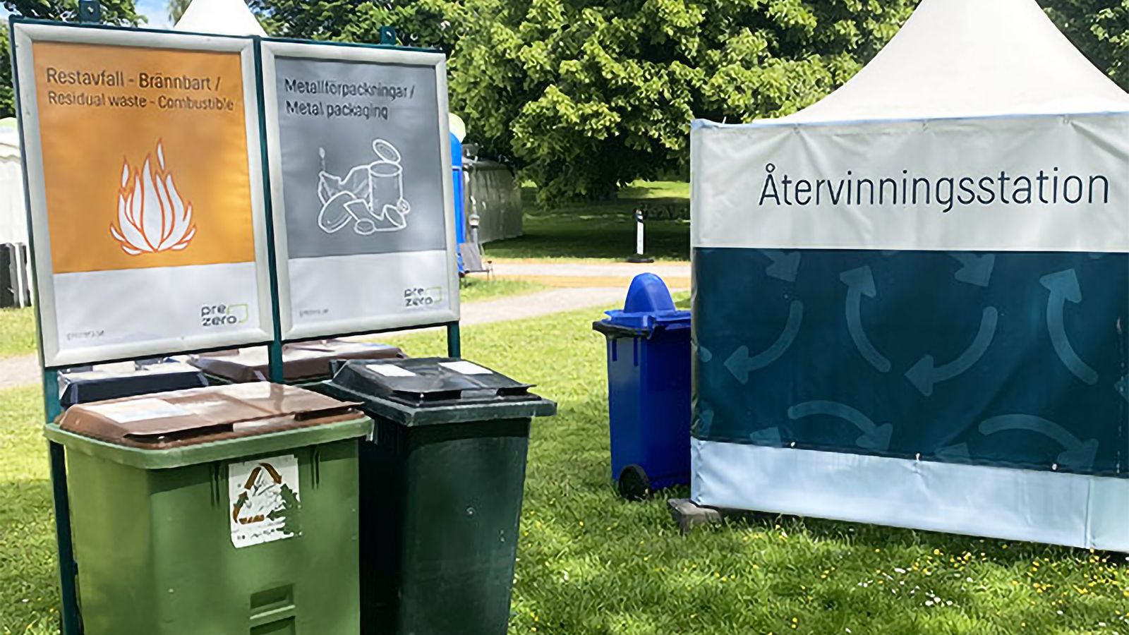 Återvinningsstation på Vätternrundan: tält och källsorteringskärl