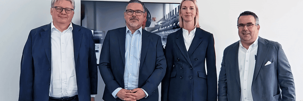 AUNDE und PreZero vereinbaren strategische Kooperation im Textilrecycling (von links:) Christian Prause, CFO AUNDE Group, Ronald Bornée, Mitglied der Geschäftsleitung PreZero Deutschland, Dr. Inga Noll, Produktmanagerin Textilrecycling PreZero Deutschland, und Peter Bolten, CEO AUNDE Group.