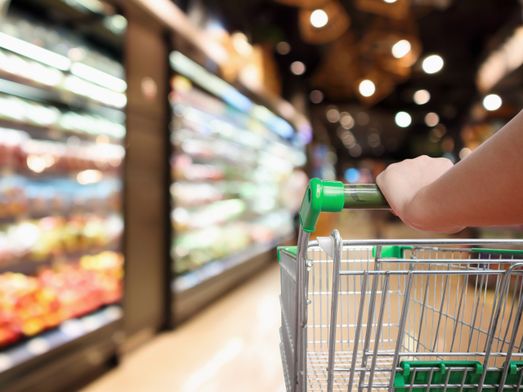 [AI-genererad] Shoppingvagn i en mataffär