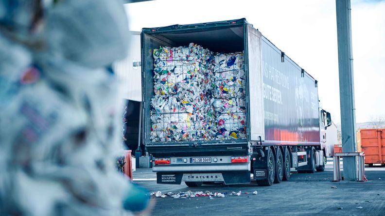 Schubboden Plastikballen Heckansicht