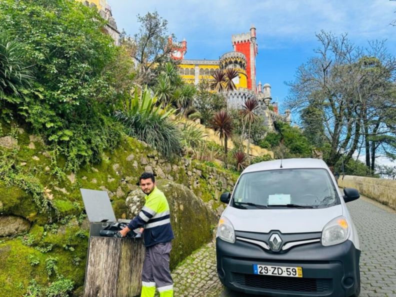 Colaborador da PreZero Portugal na recolha de resíduos no Palácio da Pena, em Sintra