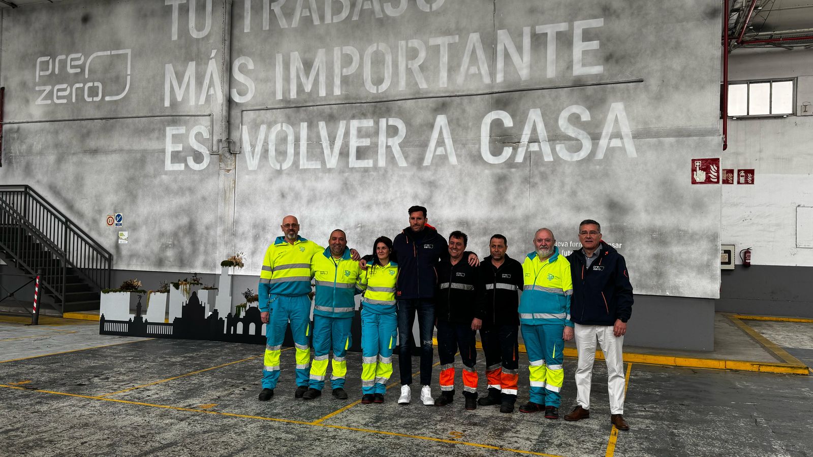 Rudy Fernández con operarios