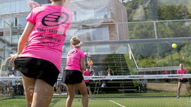 Tjejer som spelar padel i par