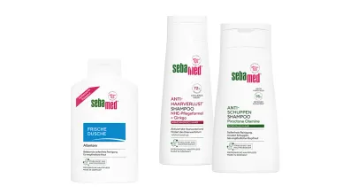 Drei weiße Flaschen von Sebamed: Frische Dusche, Anti-Haarverlust- und Anti-Schuppen-Shampoo