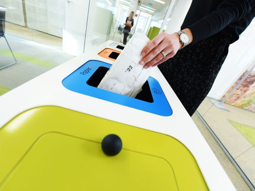 papier bij papierafval weggooien