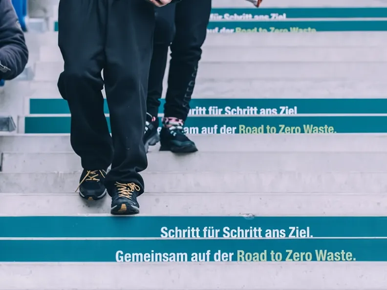 PreZero und TSG Hoffenheim Road to Zero Waste Nachhaltigkeitsinitiative auf den Stadiontreppen der SNP Arena