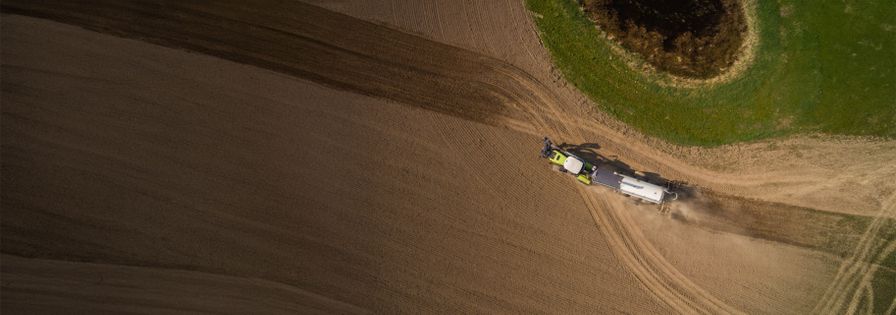 Traktor bringt Gülle aus
