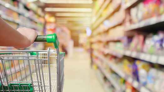 Einkaufswagen im Supermarkt