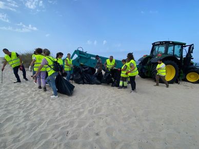 Colaboradores voluntários da PreZero Portugal reunem os sacos com os resíduos recolhidos na praia, no world cleanup day