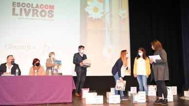 Projeto solidário "Escola com livros"
