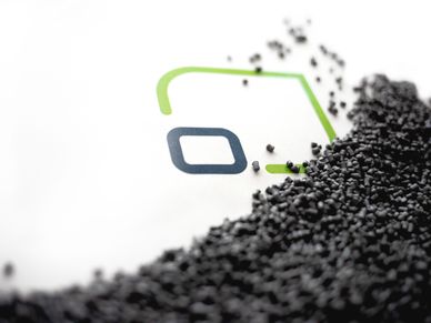 Graues Granulat mit PreZero Logo