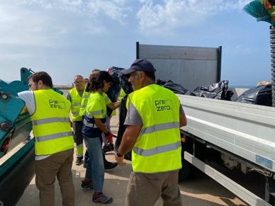 Recolha dos sacos com os resíduos recolhidos, por parte dos colaboradores da PreZero Portugal. Colocar os sacos num veículo PreZero.