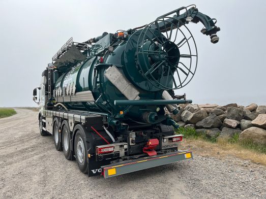 Petrolfärgad spolbil bakifrån
