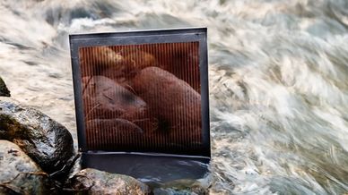 Sollcell som står i en bäck