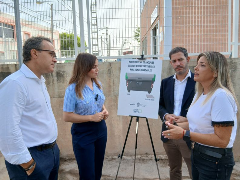 la vicealcaldesa de murcia presenta contenedores antivuelco en zonas de fuertes lluvias