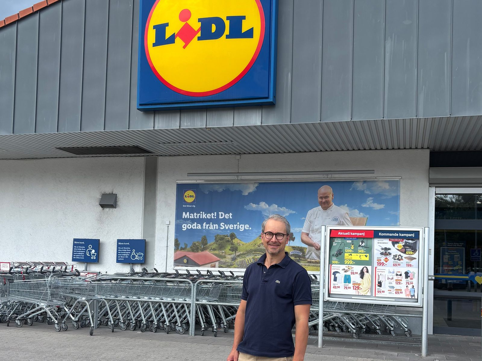 Niclas Boberg framför entrén till en Lidl-butik