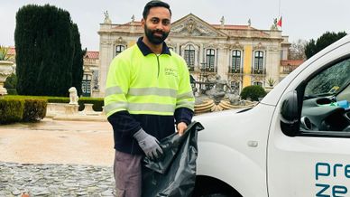 Colaborador da PreZero Portugal a prestar serviços de recolha de resíduos nos Parques de Sintra