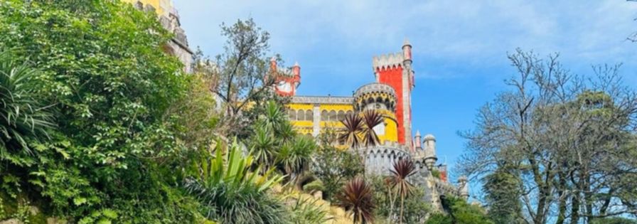 Colaborador da PreZero Portugal na recolha de resíduos no Palácio da Pena, em Sintra