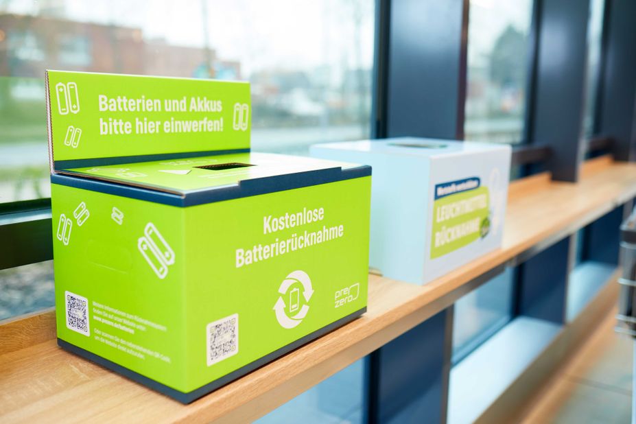 PreZero Batteriebox steht auf Fensterbank