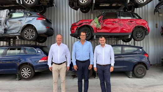 v.l.n.r.: Peter Kempers (Inhaberfamilie Kempers), Christoph Homann (Head of Circular ELV und Geschäftsführer im Geschäftsfeld Automotive PreZero), Ayton Kempers (Inhaberfamilie Kempers)