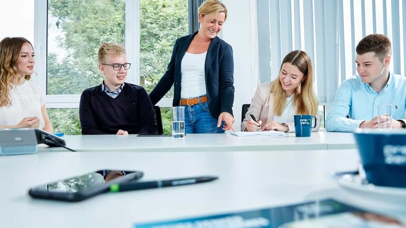 Team Tisch Buero Broschuere Handy