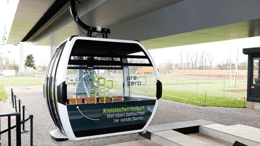 PreZero Gondel auf dem BUGA Gelände in Mannheim im PreZero Design und mit dem Aufrduck "Kreislaufwirtschaft. Von oben betrachtet 'ne runde Sache.